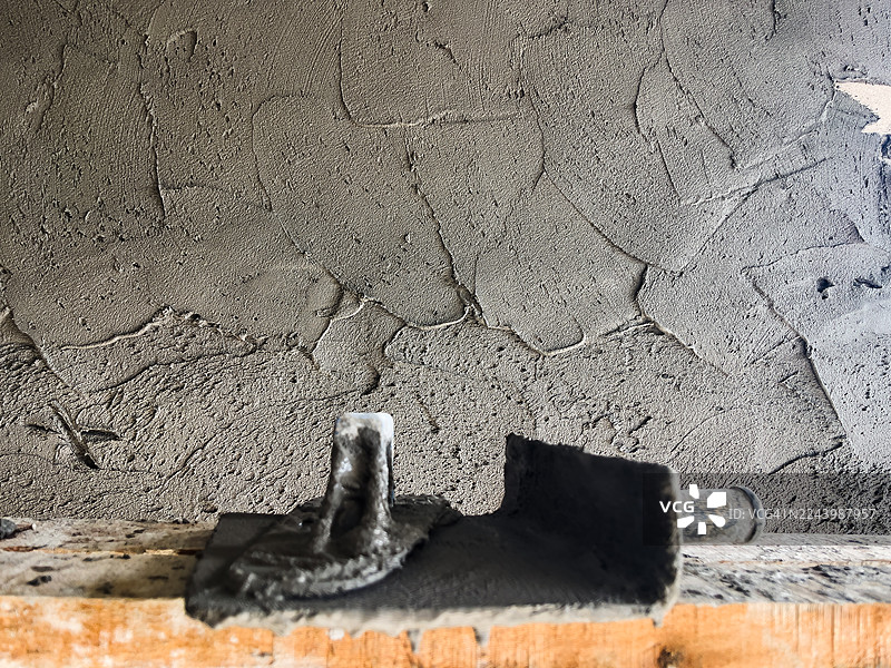 水泥墙上的抹泥刀特写图片素材