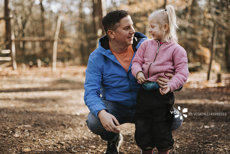 父亲和女儿在森林里共度休闲时光图片素材