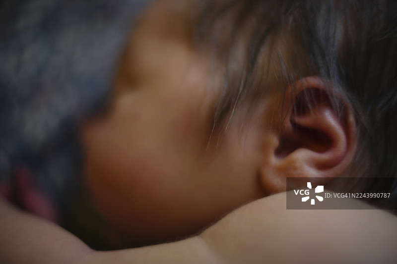 可爱的宝宝在家中熟睡的特写图片素材