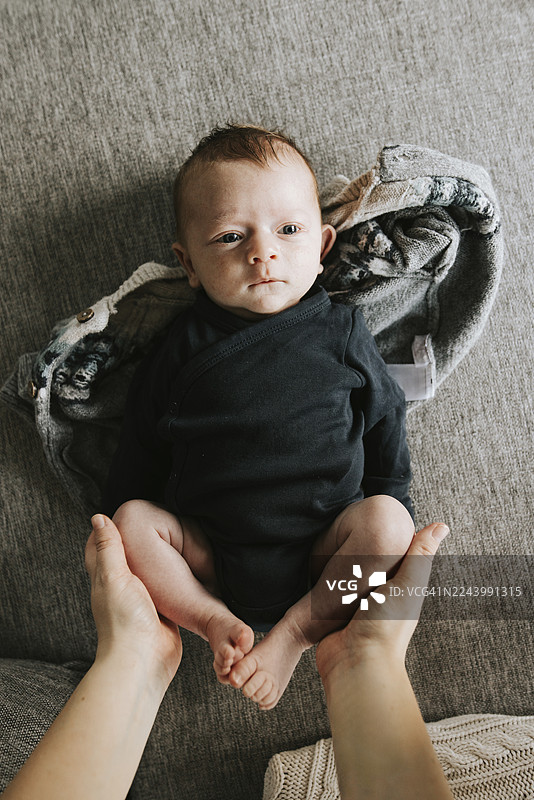 俯视角度，一位母亲在家中照顾新生儿图片素材