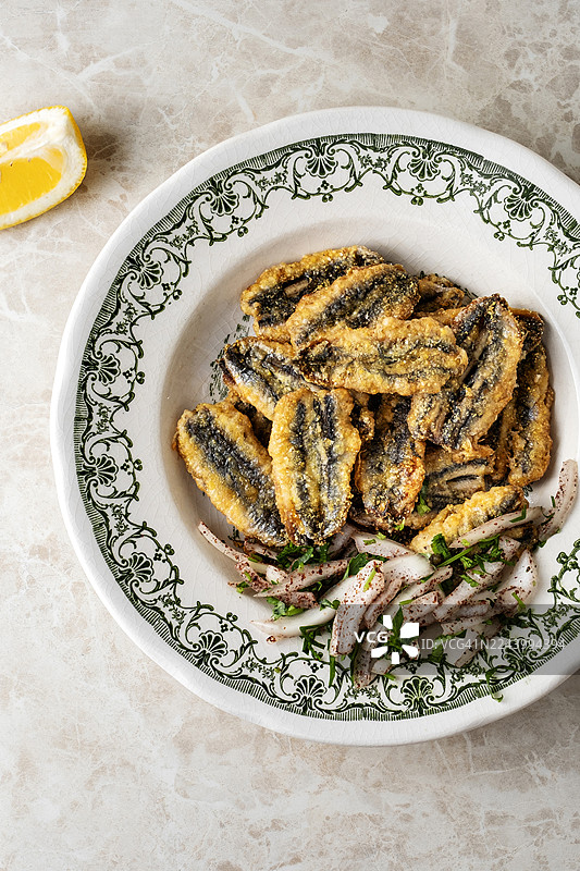传统黑海菜炸凤尾鱼。炸鱼。炸凤尾鱼。盘子里美味的凤尾鱼炸鱼。图片素材