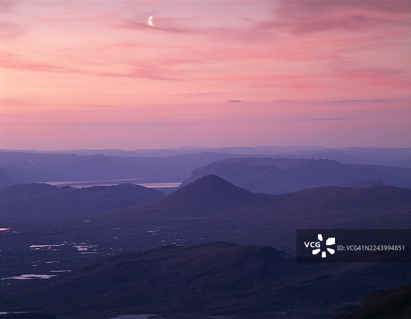 风景如画的山脉与忧郁的天空图片素材