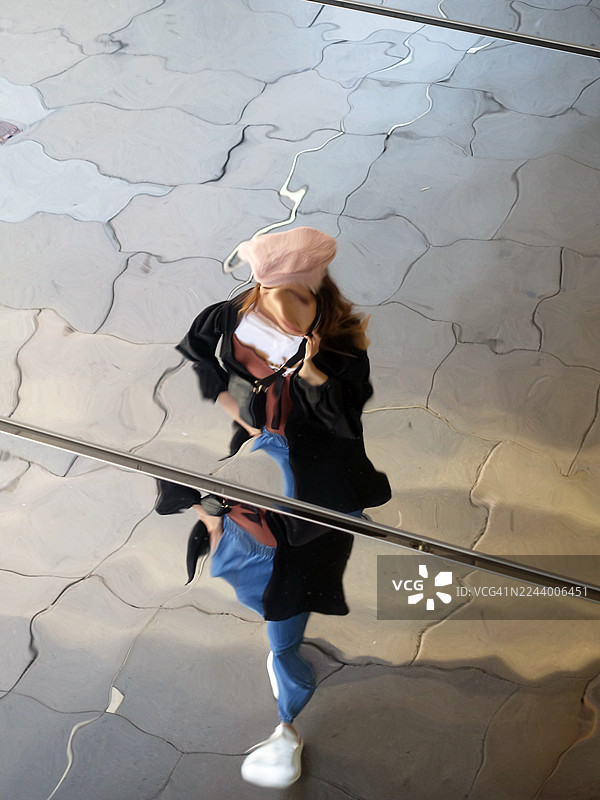 路人照镜子图片素材