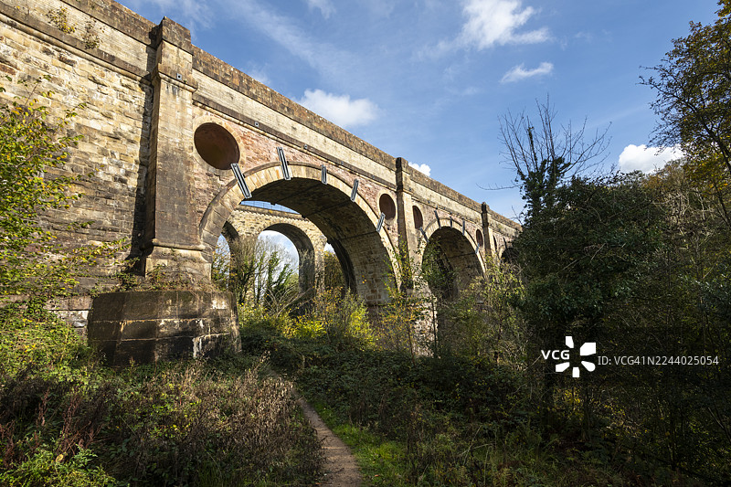 英格兰峰区森林运河上的马普尔水道图片素材