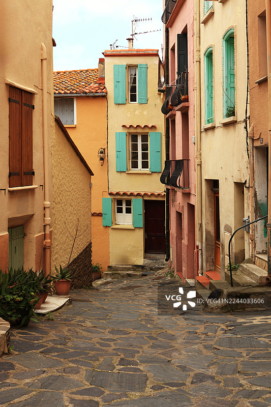 法国南部地中海村庄的典型街道图片素材