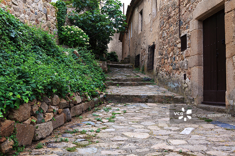 西班牙加泰罗尼亚地区托萨德马尔老城区的典型街道图片素材