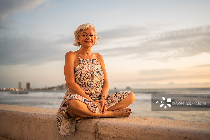 海滨城市中的加拿大老年女性肖像图片素材