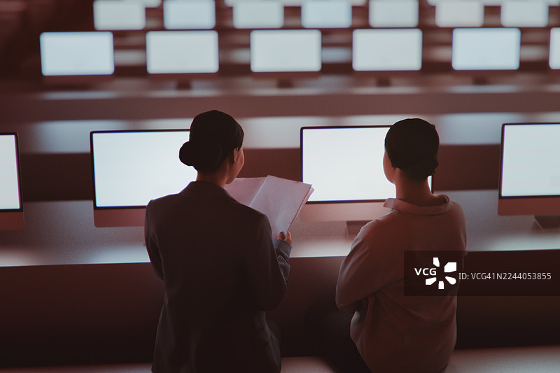 两位女士在办公室加班图片素材