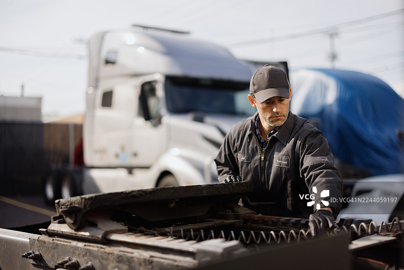 卡车技师正在检查半挂车第五轮连接器图片素材