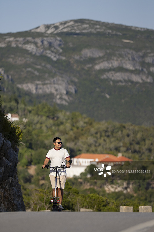 一名游客在塞拉达阿尔加尔维骑着踏板车图片素材