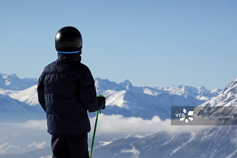 孩子们在滑雪图片素材
