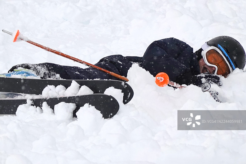 孩子们在滑雪图片素材