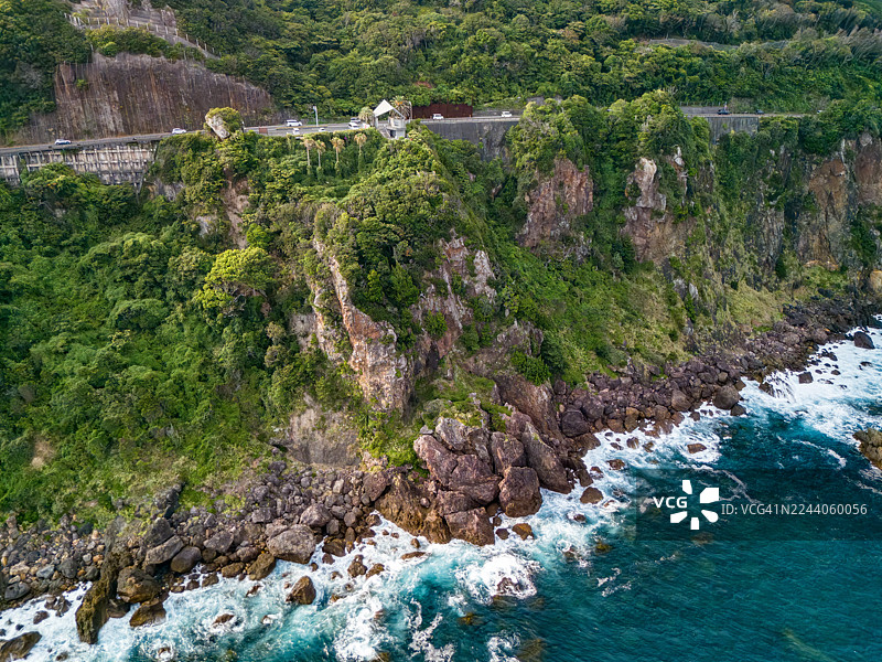 无人机航拍，已获许可。从父岛（Ogasawara Wing）看到的下田海景。观景台建在80米高的悬崖上。下方是白滨坂户海岸，远处海面上漂浮着龙宫岛。图片素材