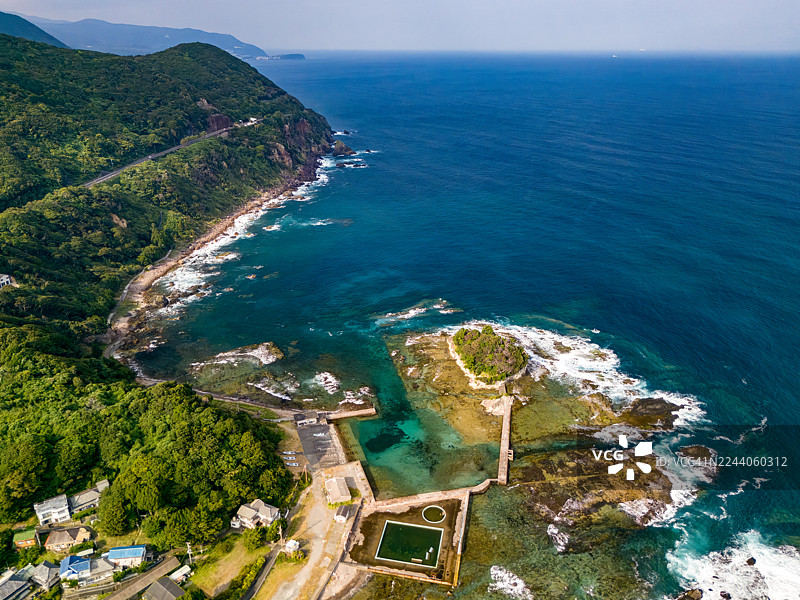 无人机航拍，已获许可。下方是白滨坂户海岸，海上漂浮着龙宫岛。龙宫岛上的白岛神社的红色鸟居清晰可见。图片素材