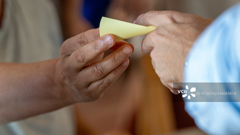 成年男性之手传递信息便签图片素材