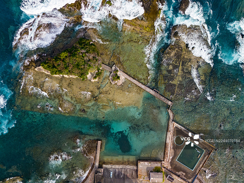 无人机航拍,已获许可。下方是白滨坂户海岸,小型龙宫岛漂浮在近海。龙宫岛上的白岛神社的红色鸟居可见。图片素材