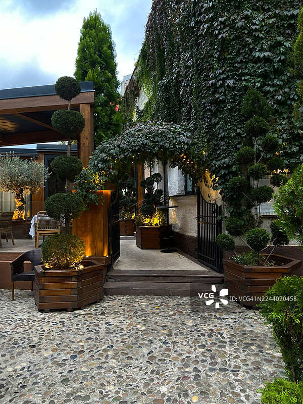 位于贝尔格莱德市中心历史悠久的斯卡达尔里亚街上的咖啡馆图片素材