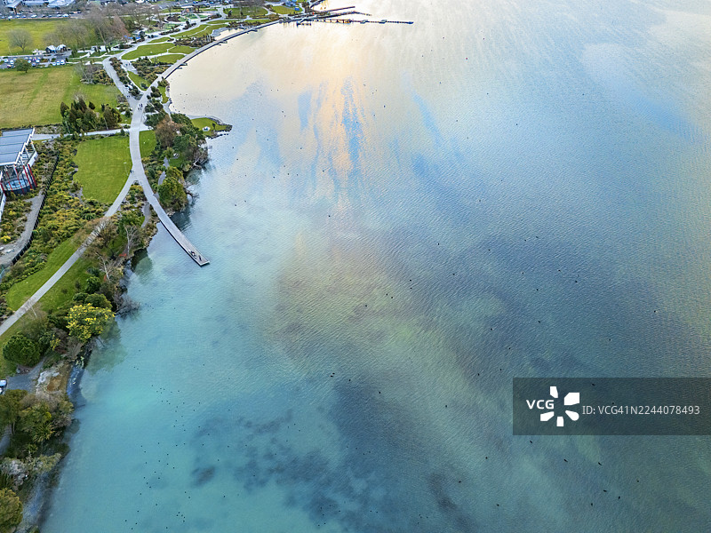 新西兰日落时分宁静的绿松石色火山湖图片素材
