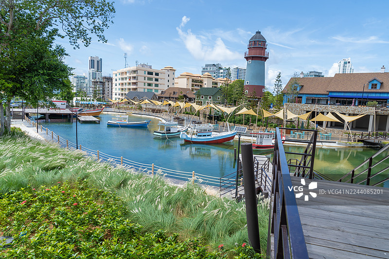 泰国芭堤雅，一座木桥通向一处仿码头。图片素材