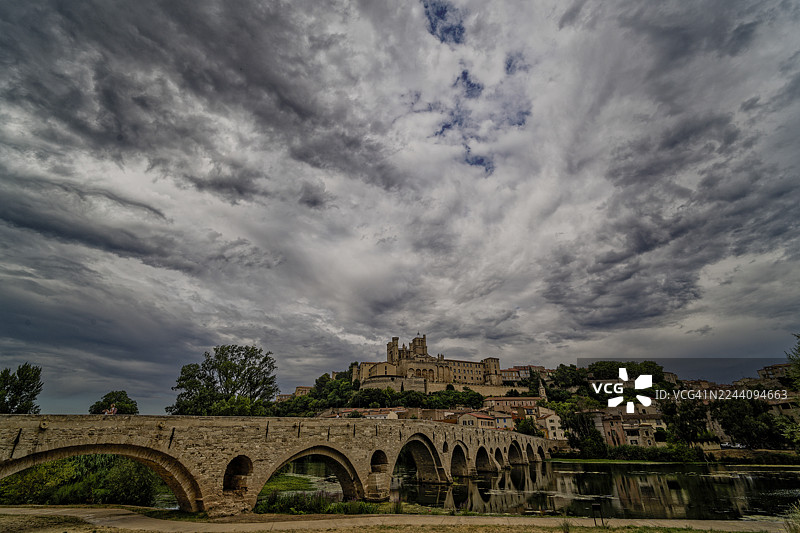 比济耶的老桥和主教座堂在阴沉的天空下图片素材