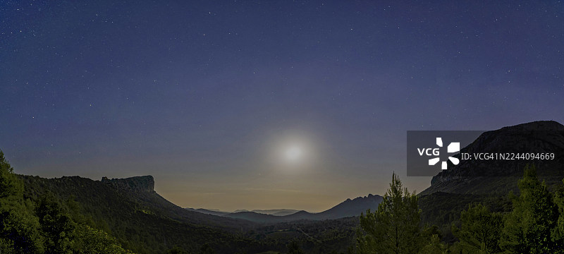 满月之夜，圣洛峰和奥尔图斯悬崖的全景。图片素材