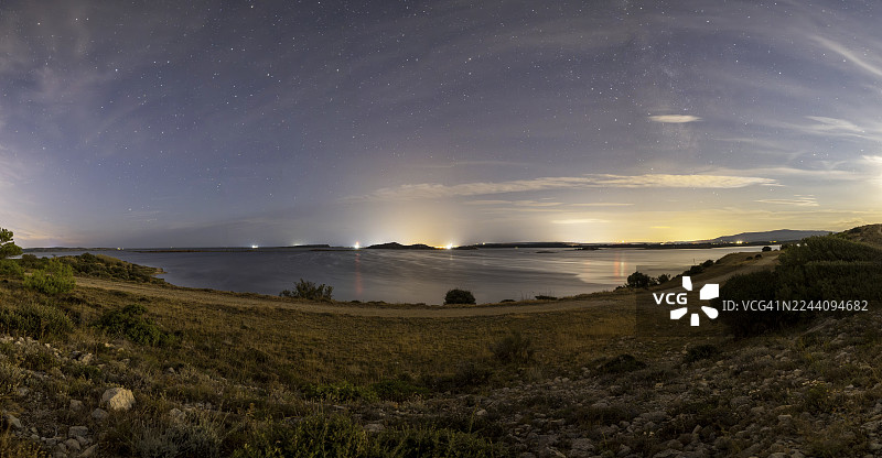 纳博讷池塘海湾上方的夜空图片素材