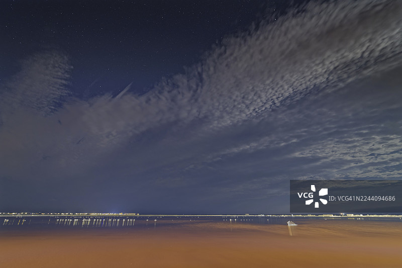 格吕桑盐沼上方的壮丽夜空图片素材