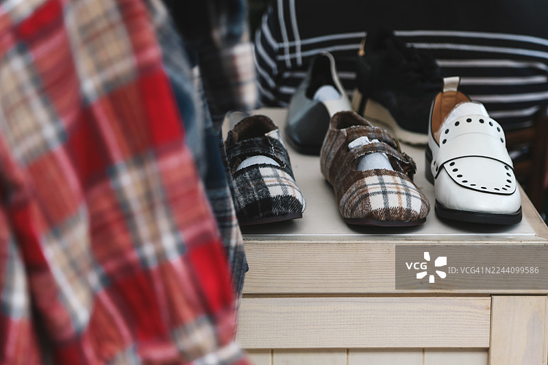 米色和棕色格纹便士鞋，在当地的跳蚤市场图片素材