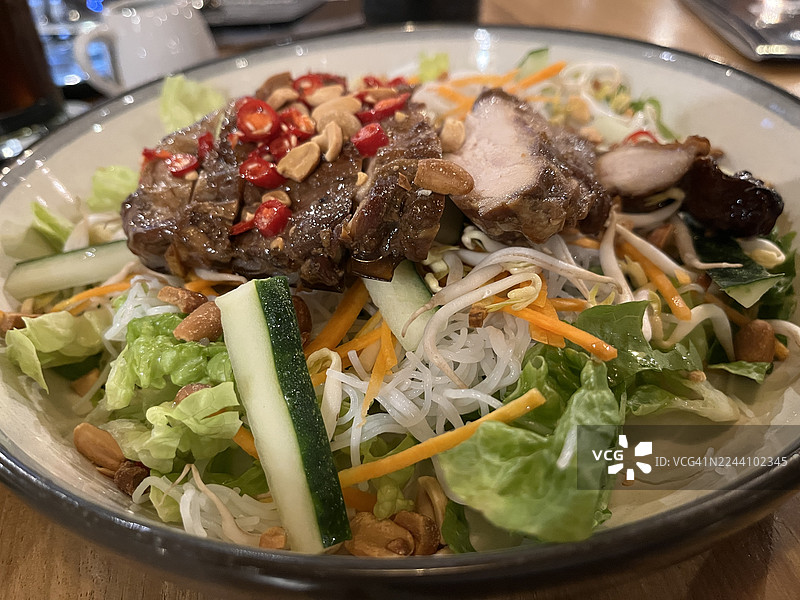 泰式牛肉沙拉（Yam Nuea），配烤牛肉和新鲜香草图片素材