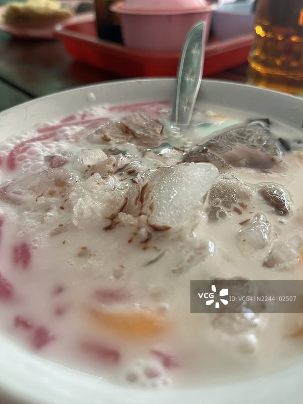 印尼传统甜点饮品Es Teler，配有热带水果和椰奶图片素材