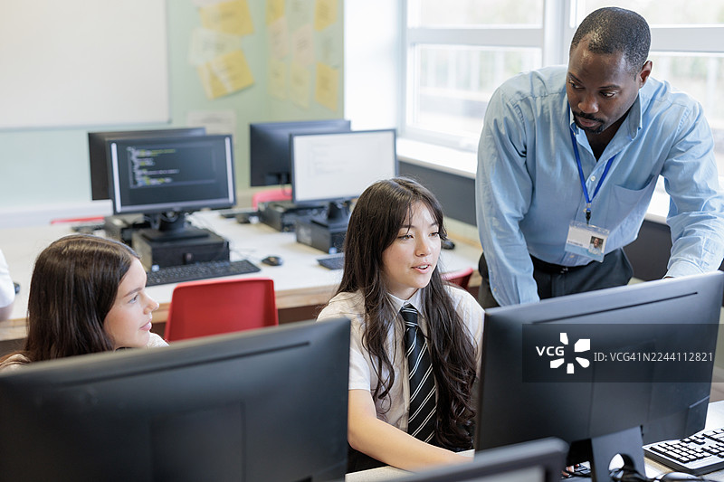 高中老师在教学生计算机编程图片素材