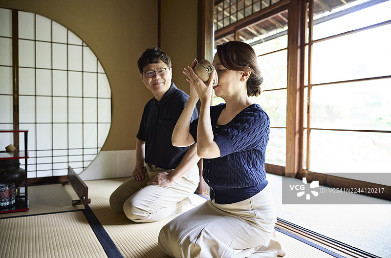 穿着传统服饰的女士正在饮用日式茶图片素材