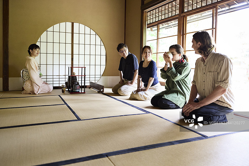 女主人与客人们品尝传统茶图片素材