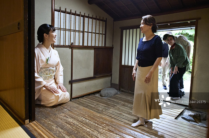 微笑着的女服务员在茶室迎接客人图片素材