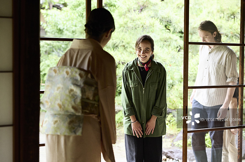 快乐的女士正在向日本女主人打招呼图片素材