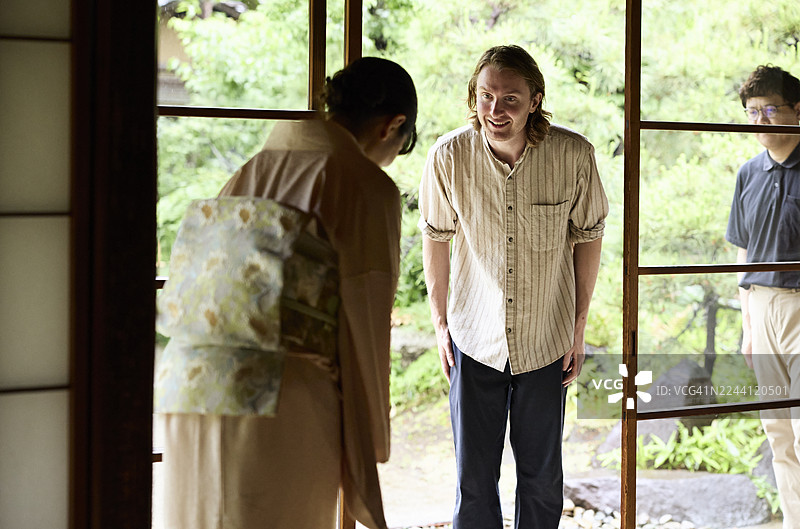 微笑的男士向女招待打招呼图片素材