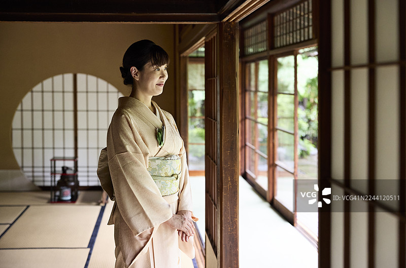 一位穿着和服的微笑的日本女性图片素材