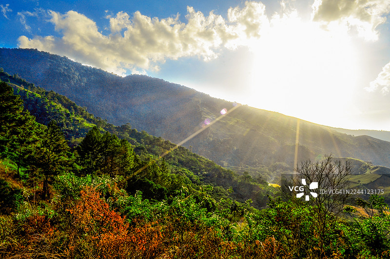 清晨的阳光直射印度尼西亚北苏门答腊省卡罗地区乌jung德伦的群山图片素材