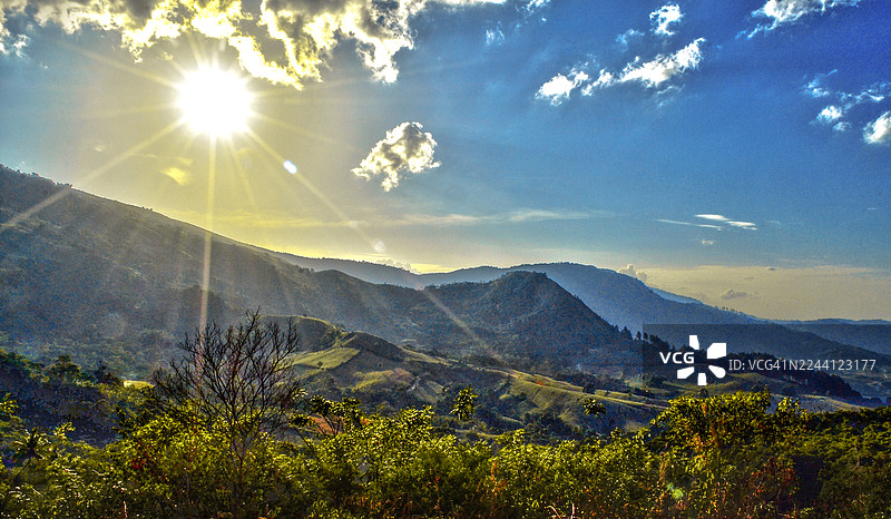 印度尼西亚北苏门答腊省卡罗地区乌jung Deleng山丘上的晨光图片素材