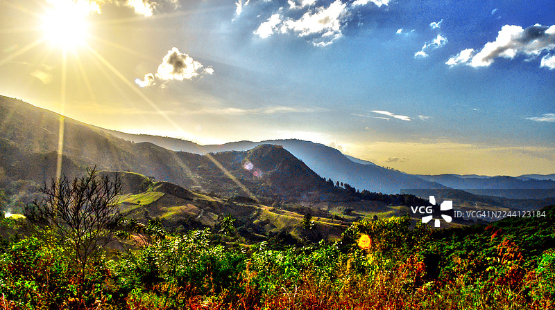 印度尼西亚北苏门答腊省卡罗塔纳的乌jung德楞山丘上，晨光直射。图片素材