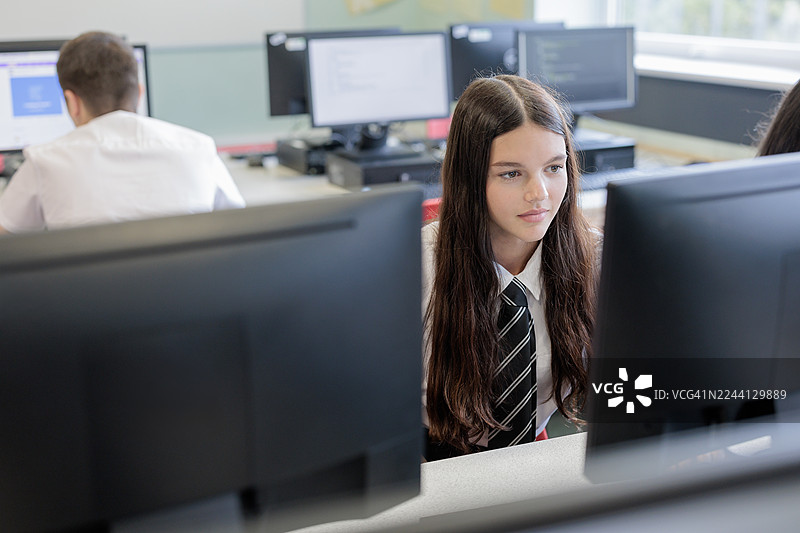 女高中生在学校的IT课上使用电脑图片素材
