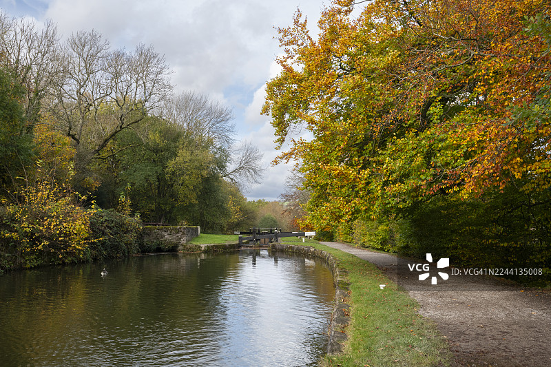 英格兰斯托克波特附近的马普尔锁，在一个美丽的秋日图片素材