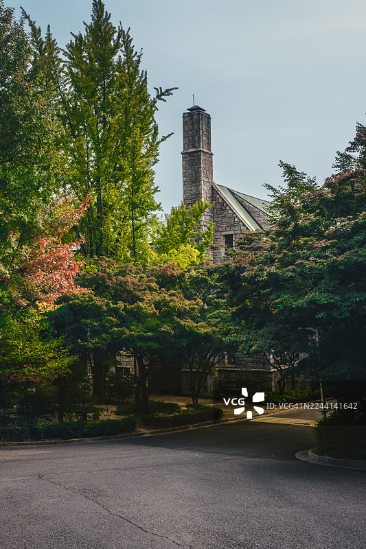秋叶环绕的带烟囱的石头建筑，位于韩国首尔的梨花女子大学图片素材