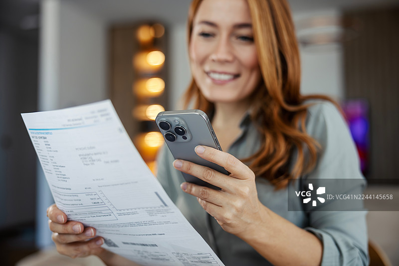 女子用智能手机通过手机银行支付账单图片素材