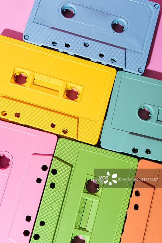 色彩鲜艳的录音磁带营造出复古音乐美感图片素材