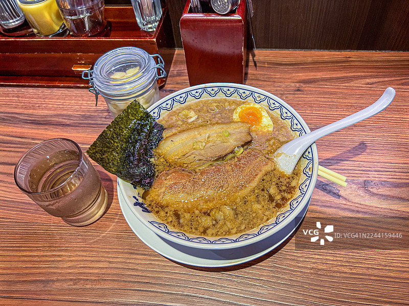 味噌汤底红烧肉（Kakuni）拉面套餐图片素材