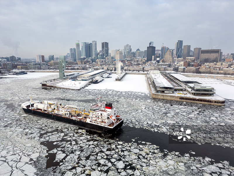 蒙特利尔市中心城市景观鸟瞰图及圣劳伦斯河冬季景色图片素材