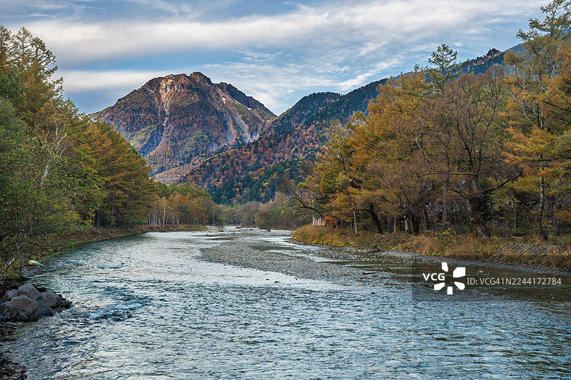 日出时分的烧岳与梓川，上高地国立公园，松本，长野，日本图片素材