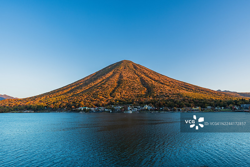 秋季的男体山和中禅寺湖在日出时分，日本枥木县日光市图片素材