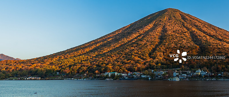 秋季日出时日光国立公园男体山和中禅寺湖的全景，日本栃木县日光市图片素材